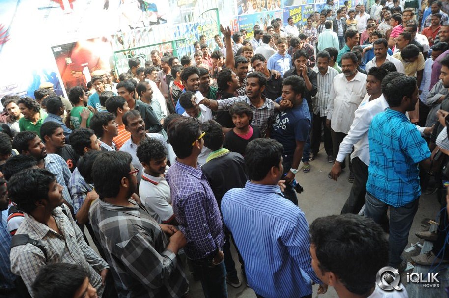 1-Nenokkadine-Hungama-at-RTC-Cross-Roads